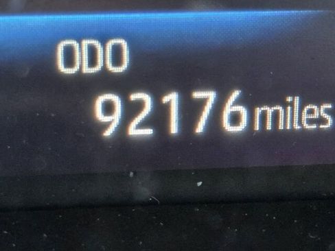 Used 2022 Toyota Venza Limited image 23