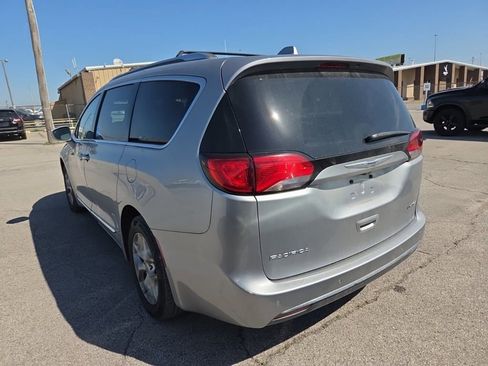 Used 2020 Chrysler Pacifica Limited image 3