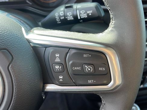 Used 2025 Jeep Wrangler Sahara image 16