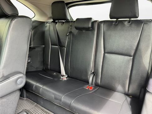 Used 2025 Toyota Highlander XLE AWD/4WD image 12