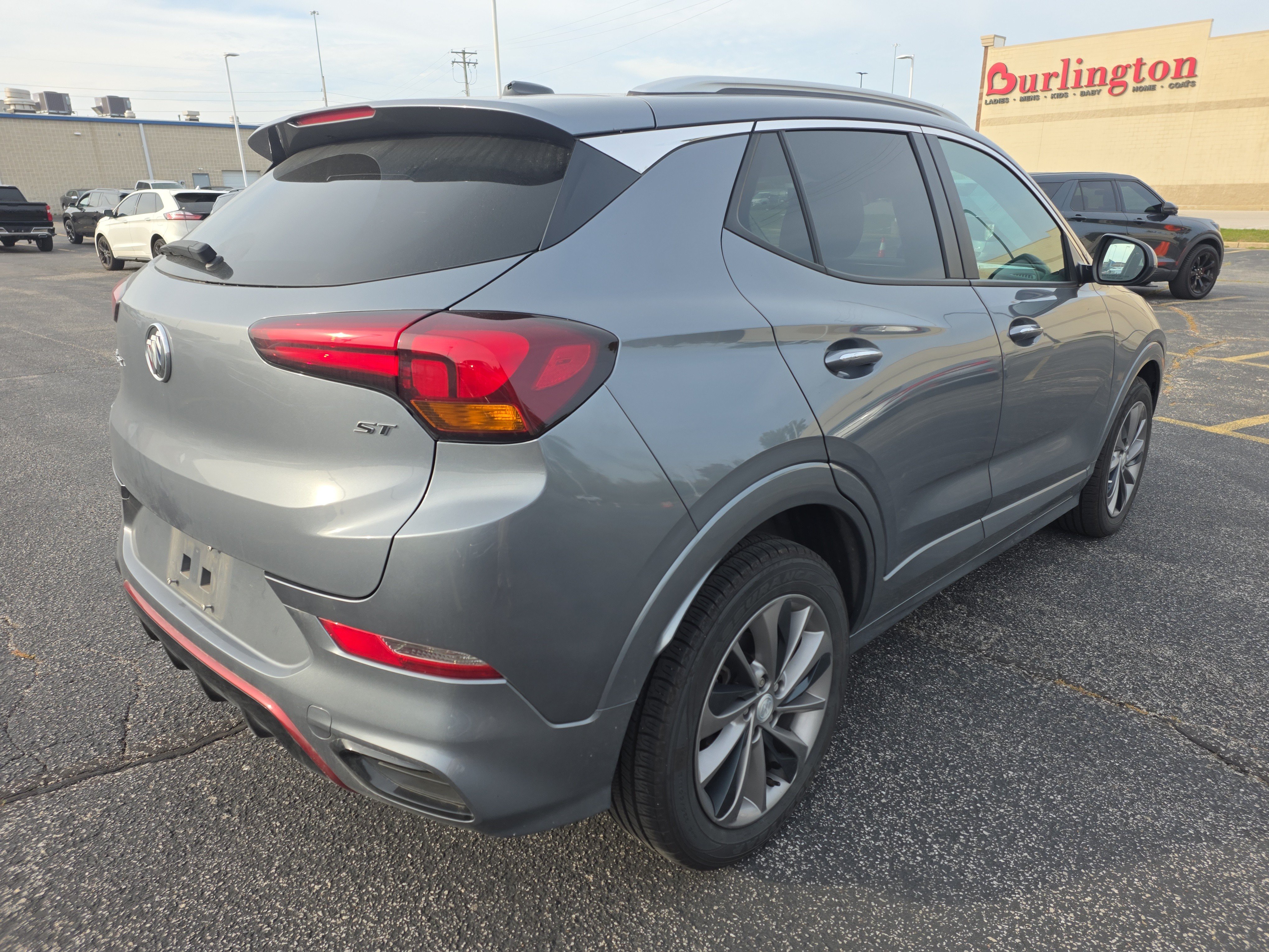 Used 2022 Buick Encore GX Select w/ Sport Touring Package FWD image 4