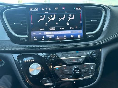 Used 2024 Chrysler Pacifica Limited FWD image 2