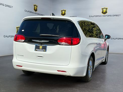 Used 2022 Chrysler Voyager LX image 5