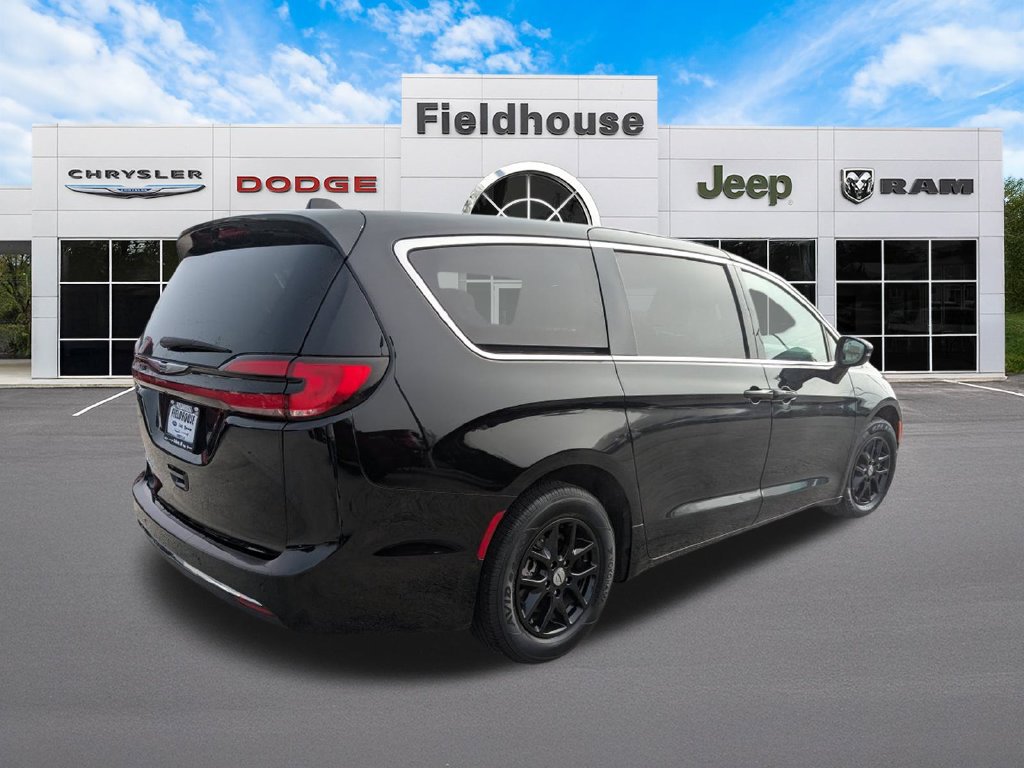 Used 2024 Chrysler Pacifica Touring-L FWD image 4
