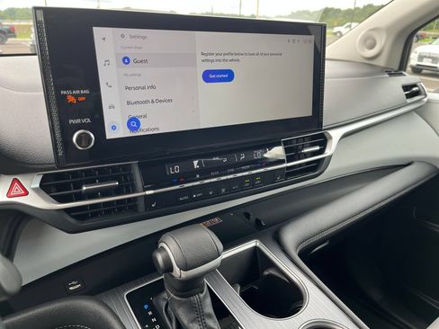 Used 2025 Toyota Sienna XLE w/ XLE Plus Package FWD image 18