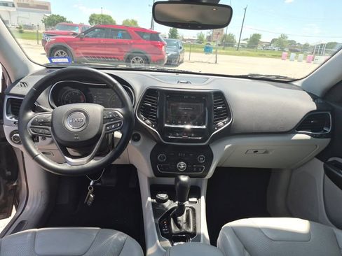 Used 2019 Jeep Cherokee Limited w/ Technology Group AWD/4WD image 5