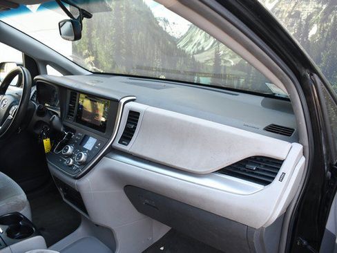 Used 2015 Toyota Sienna LE FWD image 24