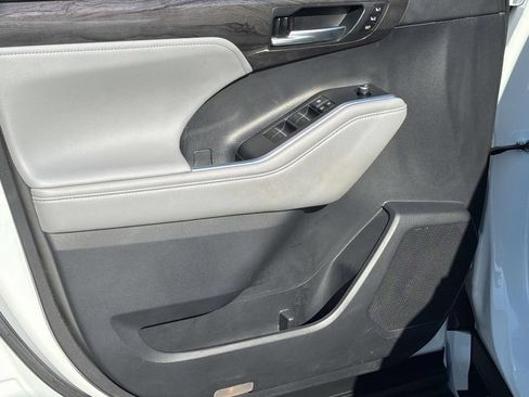 Used 2021 Toyota Highlander Platinum FWD image 26