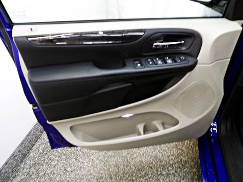 Used 2018 Dodge Grand Caravan SE w/ UConnect Hands-Free Group FWD image 7