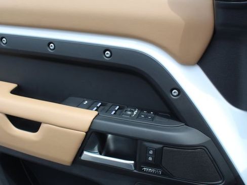 Used 2025 Land Rover Defender 110 X-Dynamic SE image 21