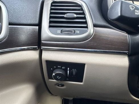 Used 2017 Jeep Grand Cherokee Limited image 17