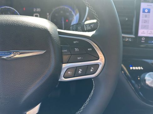 Used 2025 Chrysler Pacifica Select image 11