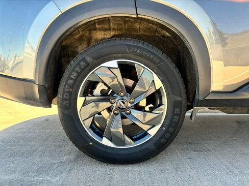 Used 2025 Nissan Rogue SV AWD/4WD image 9
