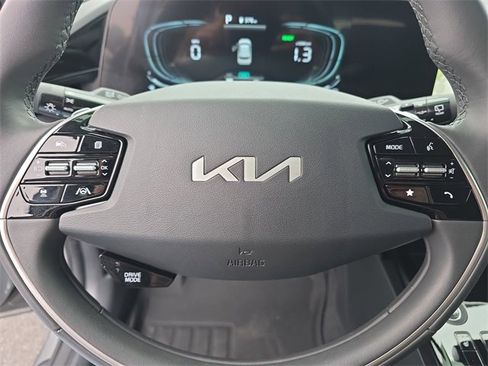 Used 2024 Kia Niro EX image 32