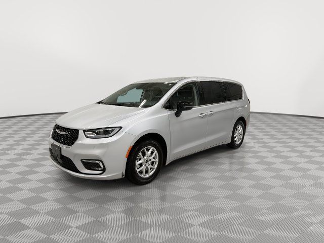 Used 2024 Chrysler Pacifica Touring-L FWD image 5