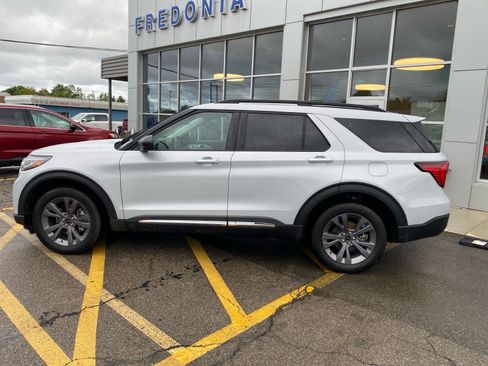 Used 2025 Ford Explorer Active w/ Active Comfort Package AWD/4WD image 3