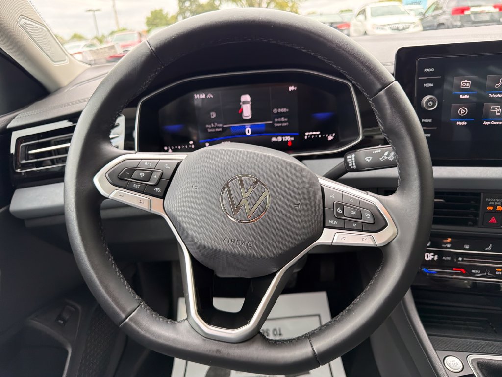 Used 2025 Volkswagen Jetta SE w/ Sunroof Package FWD image 32
