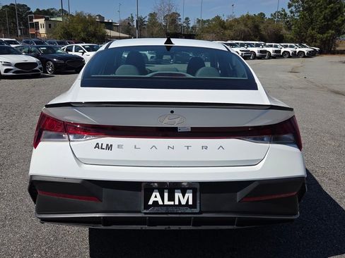Used 2025 Hyundai Elantra Sport image 11