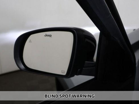 Used 2025 Jeep Compass Latitude image 3