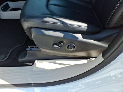 Used 2024 Chrysler Pacifica Limited FWD image 5