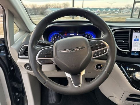 Used 2023 Chrysler Pacifica Touring-L FWD image 8