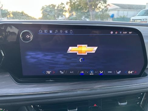 Used 2025 Chevrolet Suburban Z71 image 24