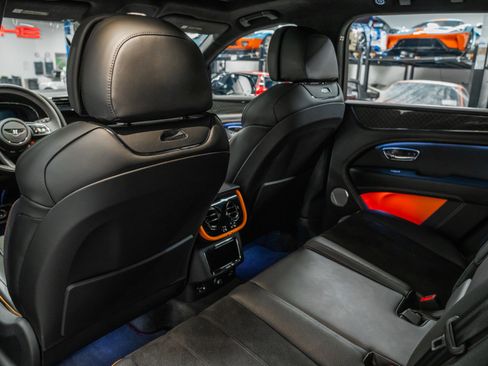 Used 2025 Bentley Bentayga image 27