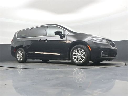 Used 2024 Chrysler Pacifica Touring-L image 37