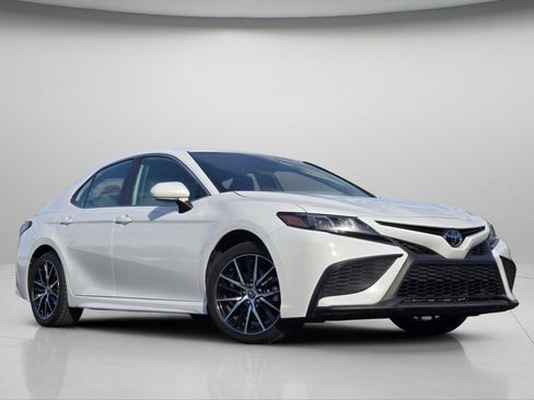 Used 2024 Toyota Camry SE FWD image 2