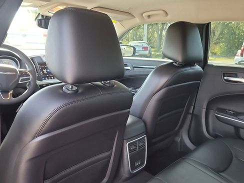 Used 2023 Chrysler 300 Touring L image 10