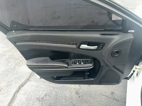 Used 2020 Chrysler 300 Limited image 11