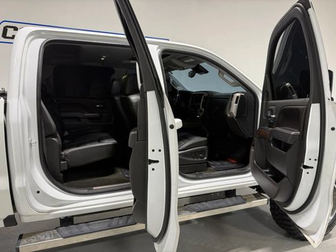 Used 2017 GMC Sierra 2500 Denali w/ Duramax Plus Package AWD/4WD image 11