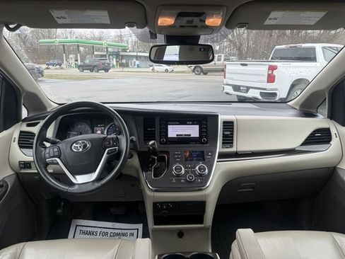 Used 2018 Toyota Sienna XLE image 26
