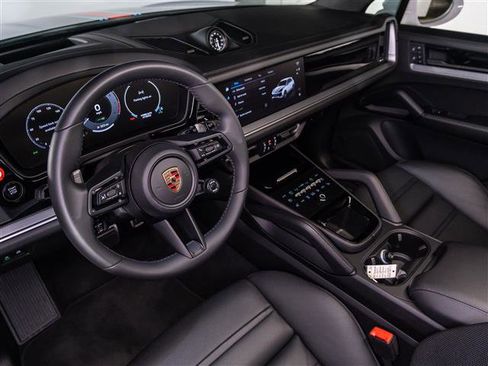 Used 2024 Porsche Cayenne Turbo image 4