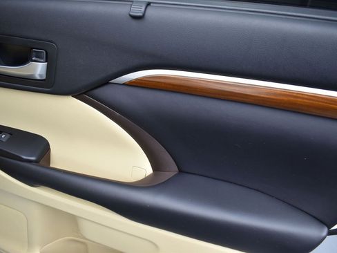 Used 2018 Toyota Highlander Limited image 32