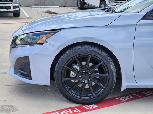Used 2023 Nissan Altima 2.5 SR FWD image 9