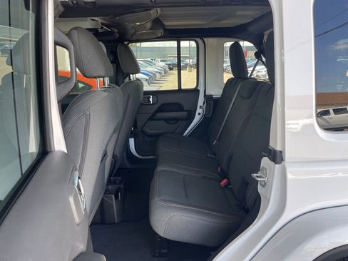 Used 2025 Jeep Wrangler Sahara image 24