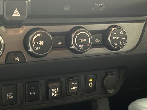 Used 2019 Toyota Tacoma TRD Off-Road w/ Technology Package AWD/4WD image 28