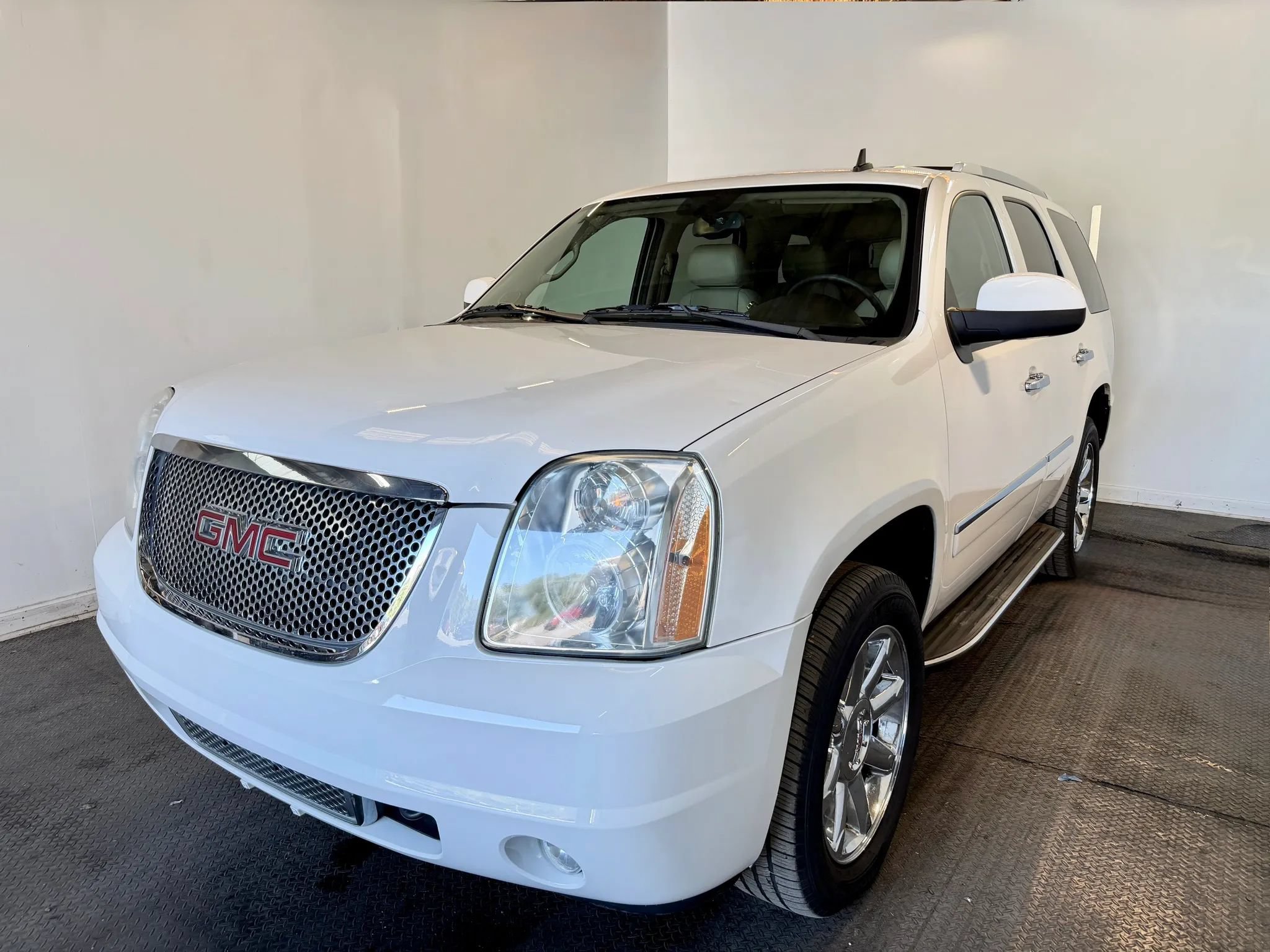 Used 2012 GMC Yukon Denali AWD/4WD image 2