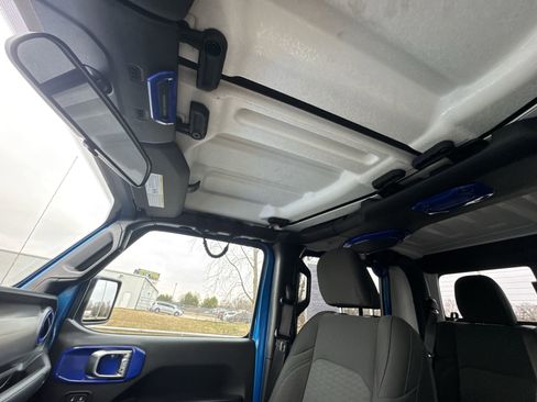 Used 2021 Jeep Gladiator Sport image 21