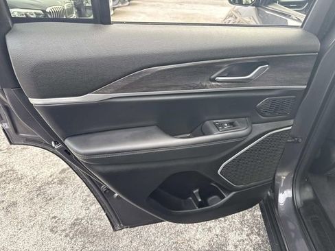 Used 2022 Jeep Grand Cherokee Limited image 20