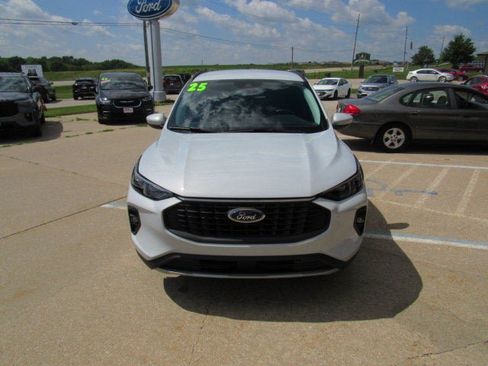 Used 2025 Ford Escape Platinum AWD/4WD image 2