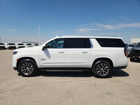 Used 2021 Chevrolet Suburban LT w/ Luxury Package RWD image 4