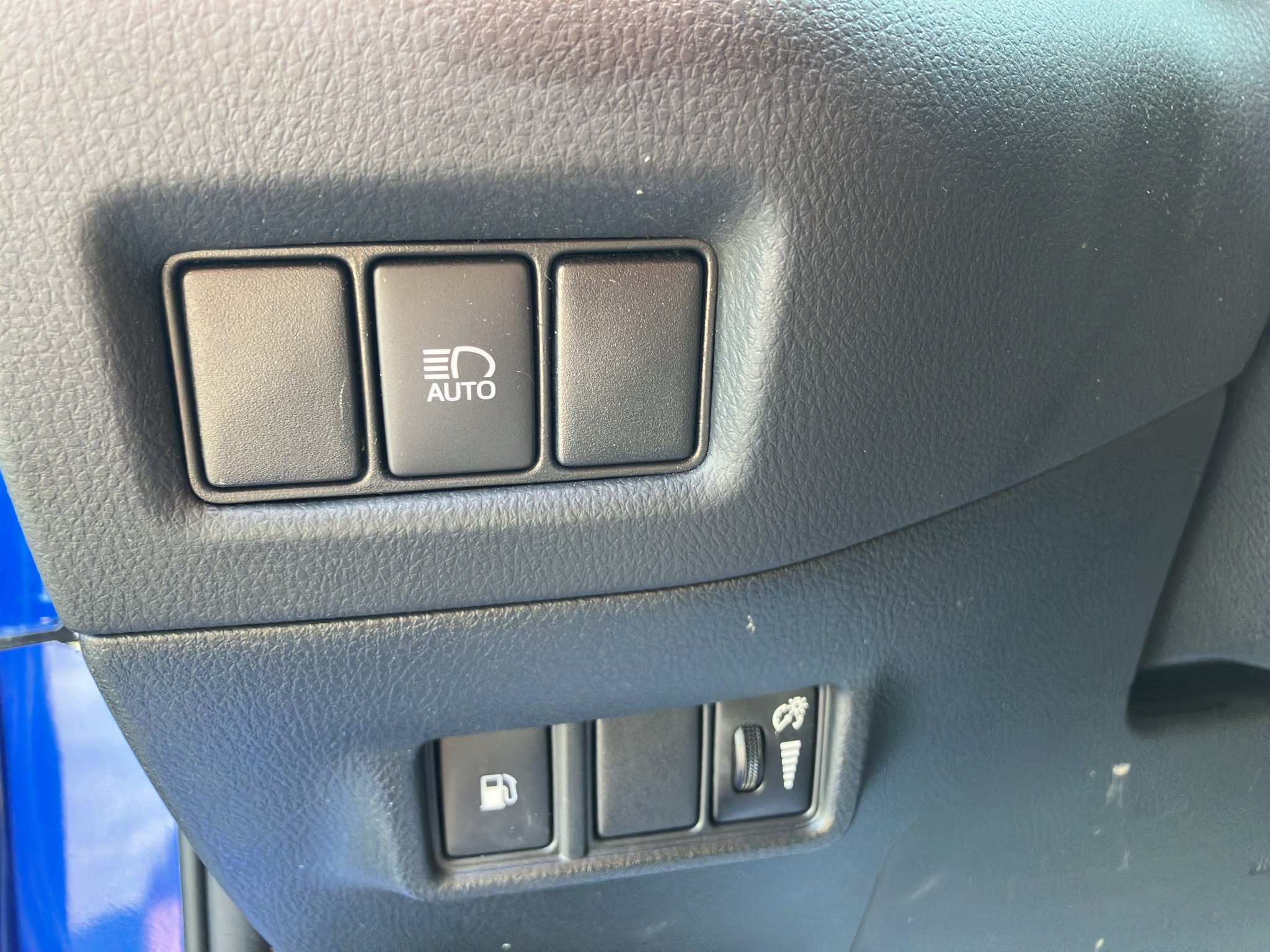 Used 2021 Toyota C-HR XLE FWD image 14
