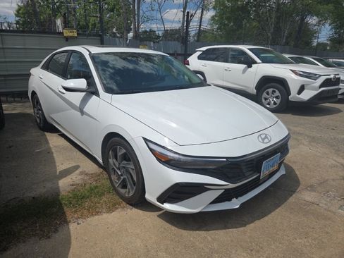 Used 2025 Hyundai Elantra SEL image 3
