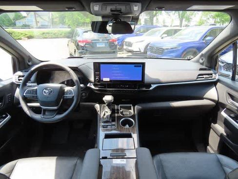 Used 2025 Toyota Sienna Platinum AWD/4WD image 21