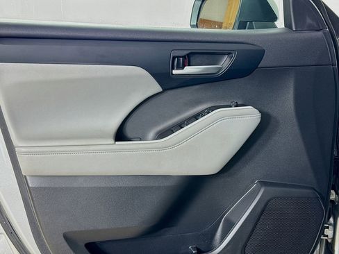 Certified 2023 Toyota Highlander XLE image 9