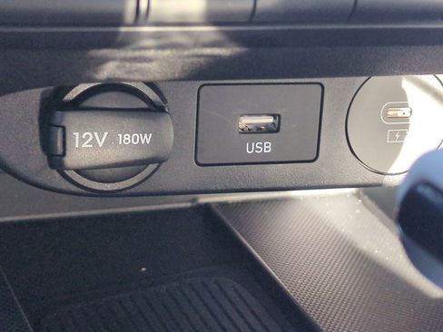 Used 2025 Hyundai Elantra Limited image 21