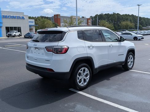 Used 2024 Jeep Compass Latitude AWD/4WD image 3