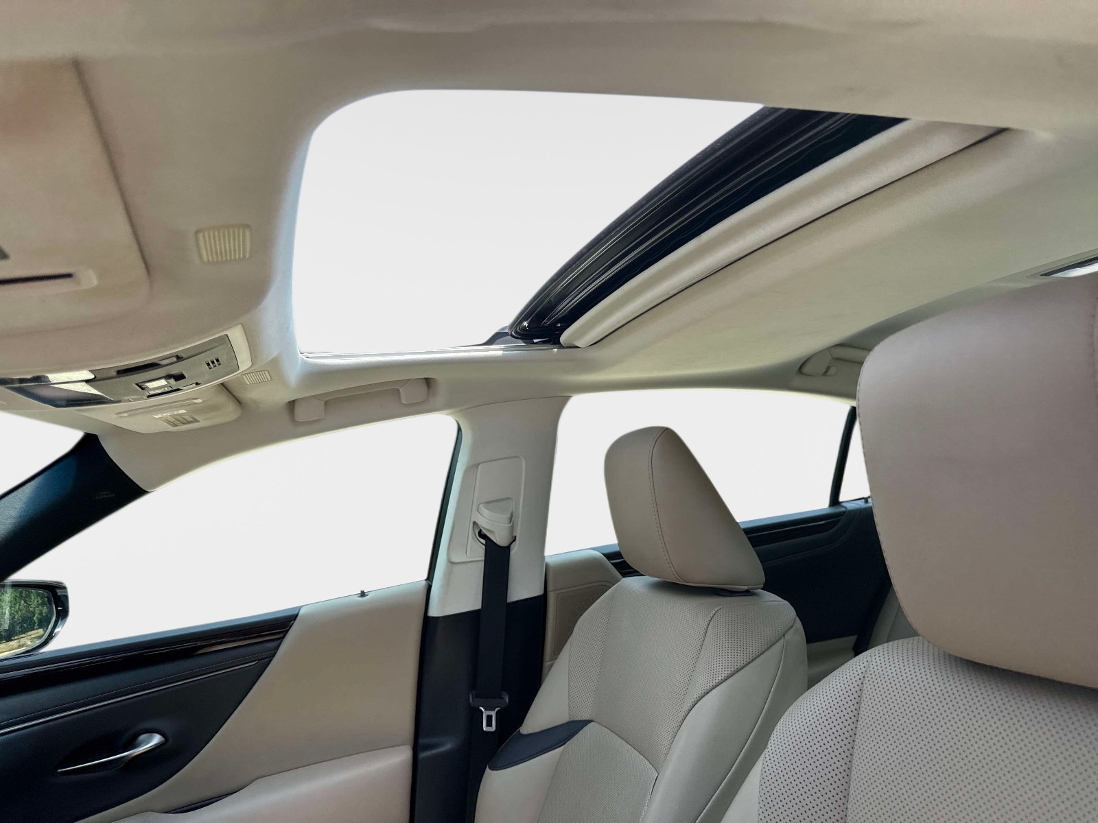 Used 2024 Lexus ES 300h Ultra Luxury w/ Accessory Package (Z2) FWD image 27
